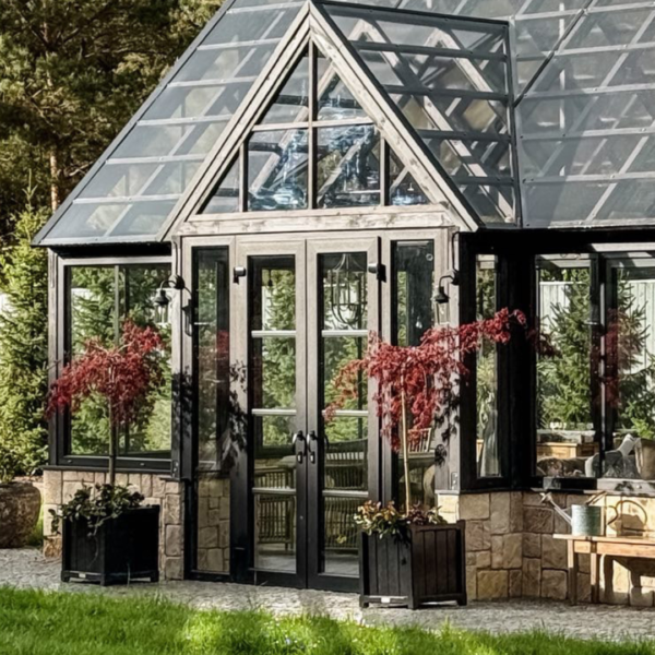Czarna donica drewniana Gardenity w stylu angielskim