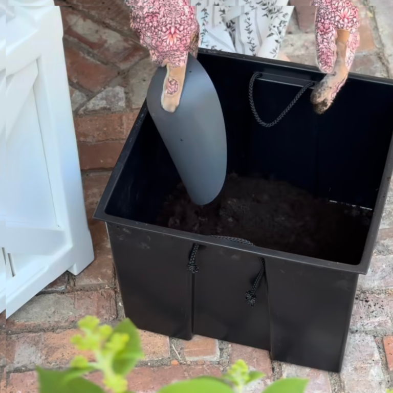Plastikowy wkład do donicy drewnianej, zapewniający trwałość i ochronę przed wilgocią.