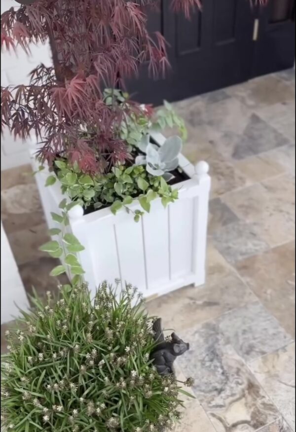Biała donica drewniana Gardenity z plastikowym wkładem i ukrytymi kółkami, idealna do eleganckich wejść i tarasów