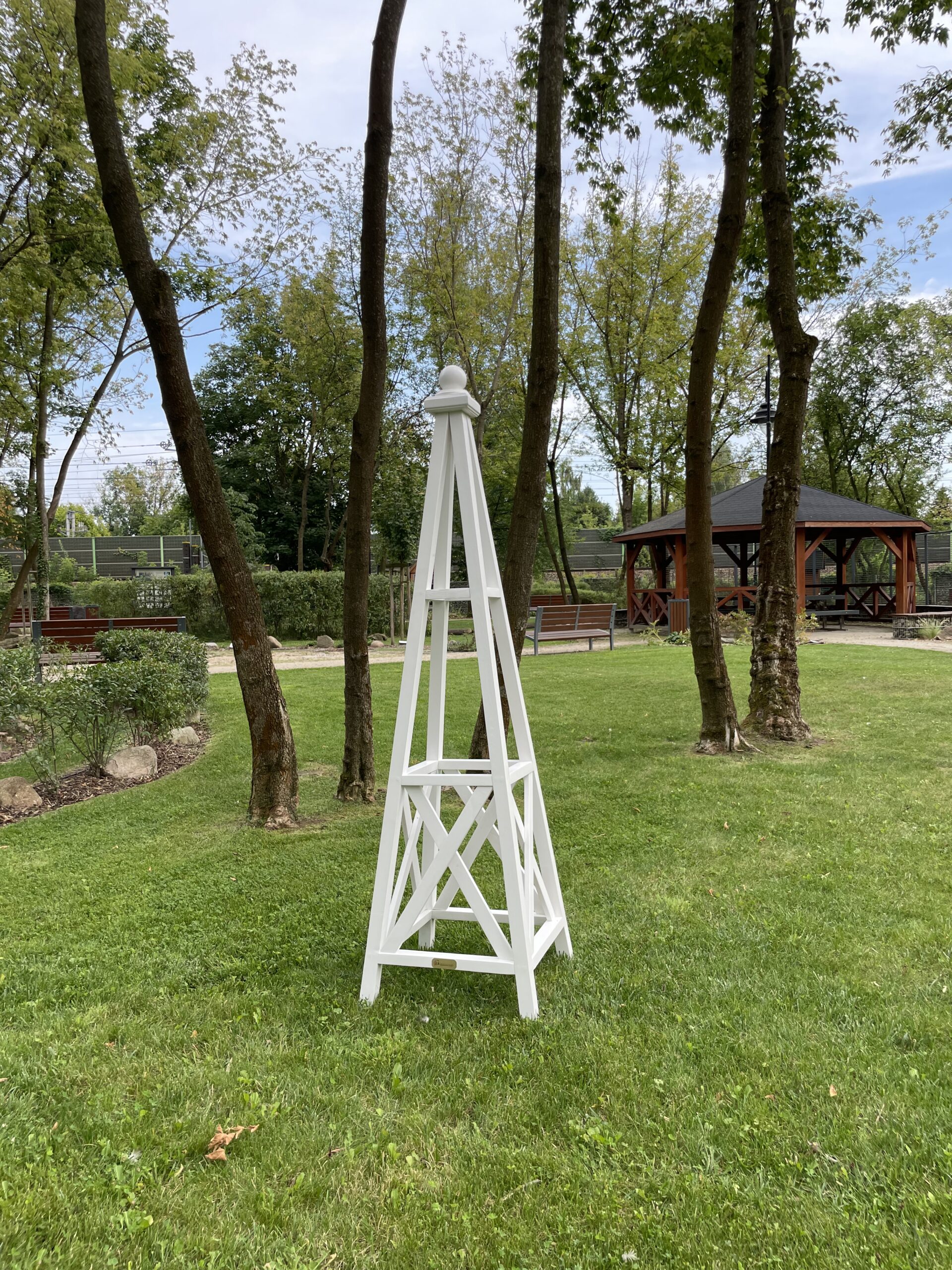 Obelisk ogrodowy