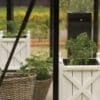 Biała donica drewniana Gardenity – idealna do sadzenia ziół na balkonie i tarasie. Styl Hampton, wysoka jakość i praktyczne rozwiązania na każdą porę roku.